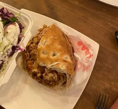Kebab v chlebu se salátem